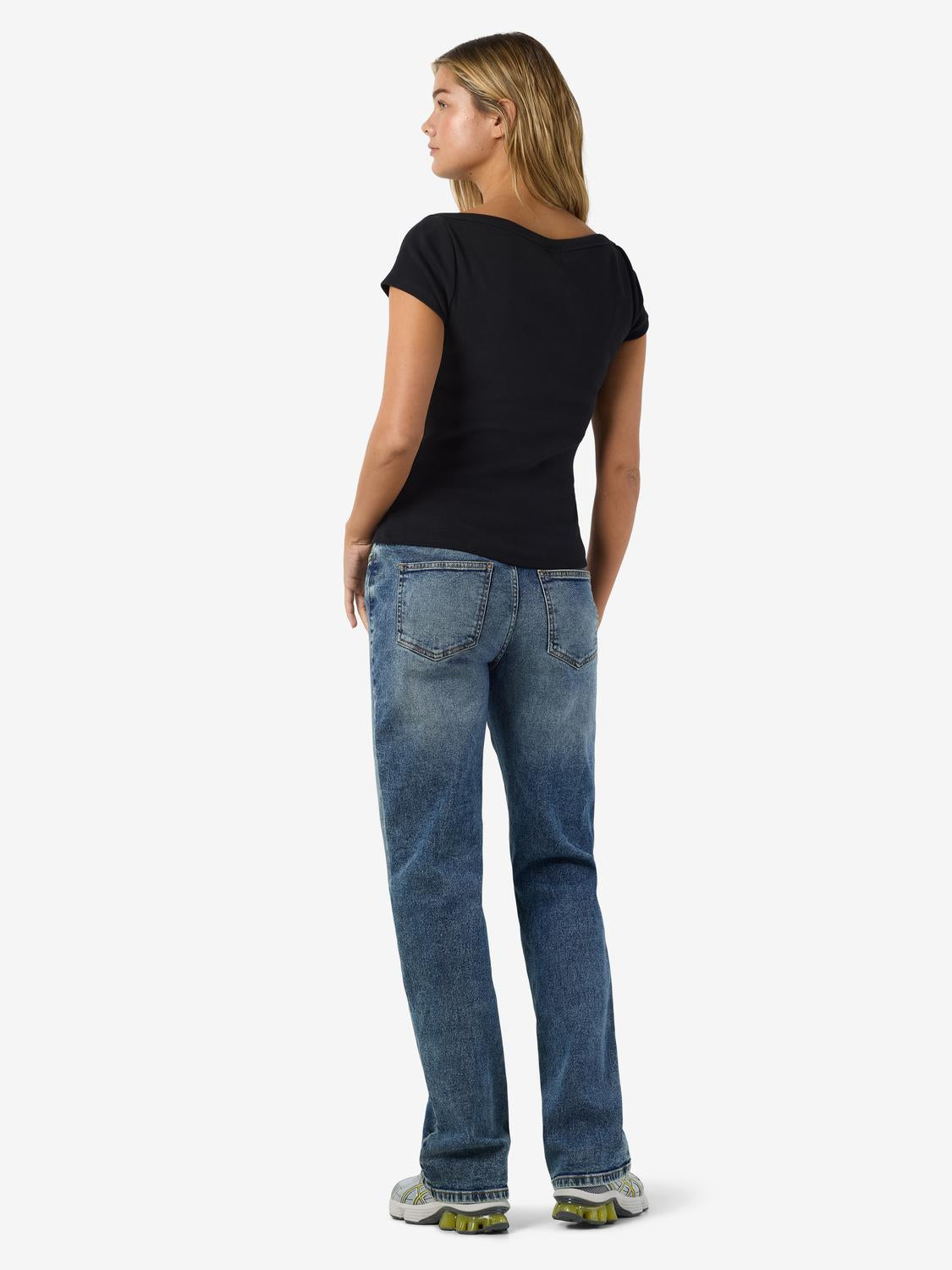 model_shot-front_full